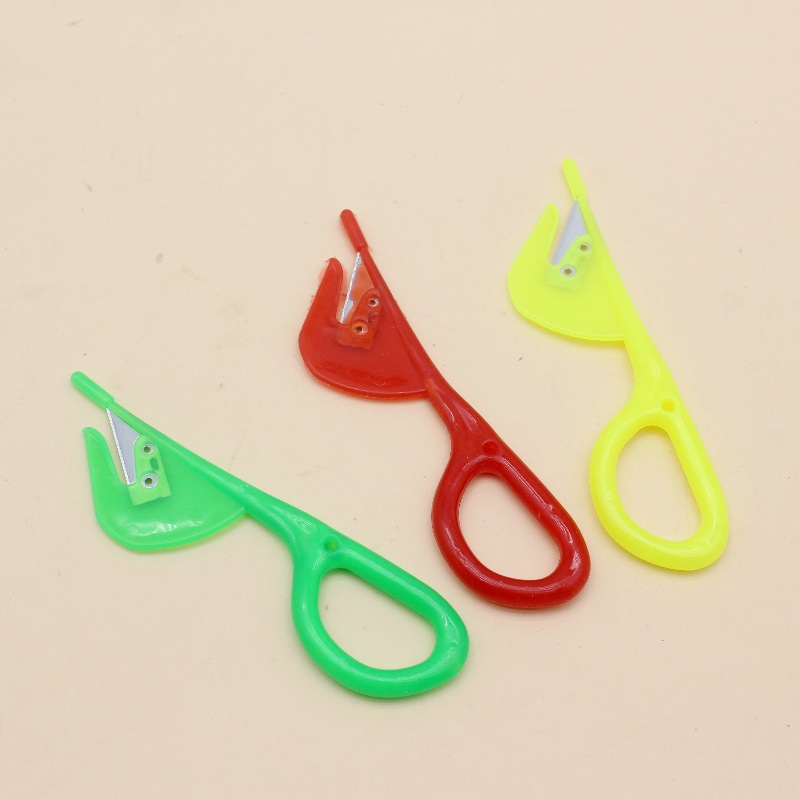 The household plastic-handled abdominal and intestinal knife for chickens, ducks, geese and pigs is a small and practical tool for killing fish. It can be used all the way through details Picture