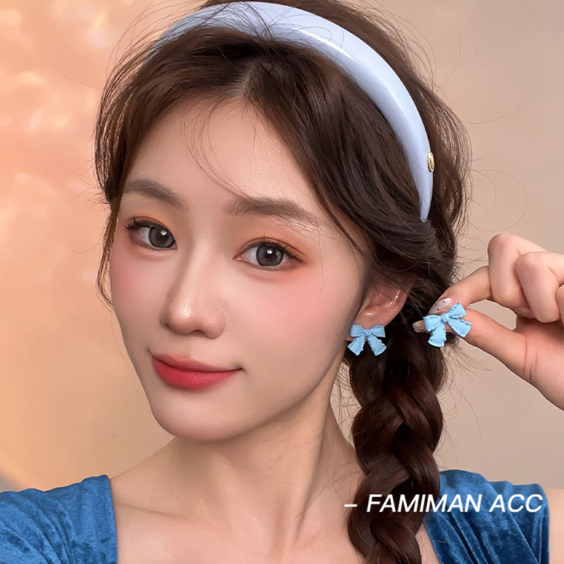 The clear blue earrings for women will be a bestseller in 2025. They are sweet, high-end, light luxury and niche ear studs, and versatile and elegant earrings details Picture
