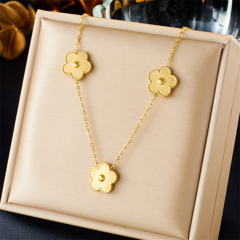 Korean version simple and fashionable commuting gold-plated striped five-petal flower accessory chain stainless steel jewelry necklace full figure
