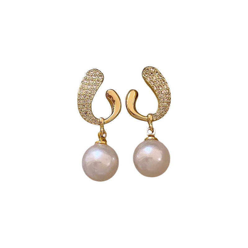 Elegant pearl stud earrings, simple and niche design, high-end autumn and winter earrings for women, 2024 new light luxury earrings wholesale Item Picture