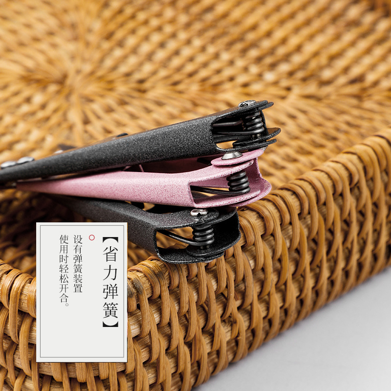 U-shaped scissors wholesale, small scissors for cutting and trimming thread ends, pink spring yarn scissors for sewing and tailoring clothing Application Scenario