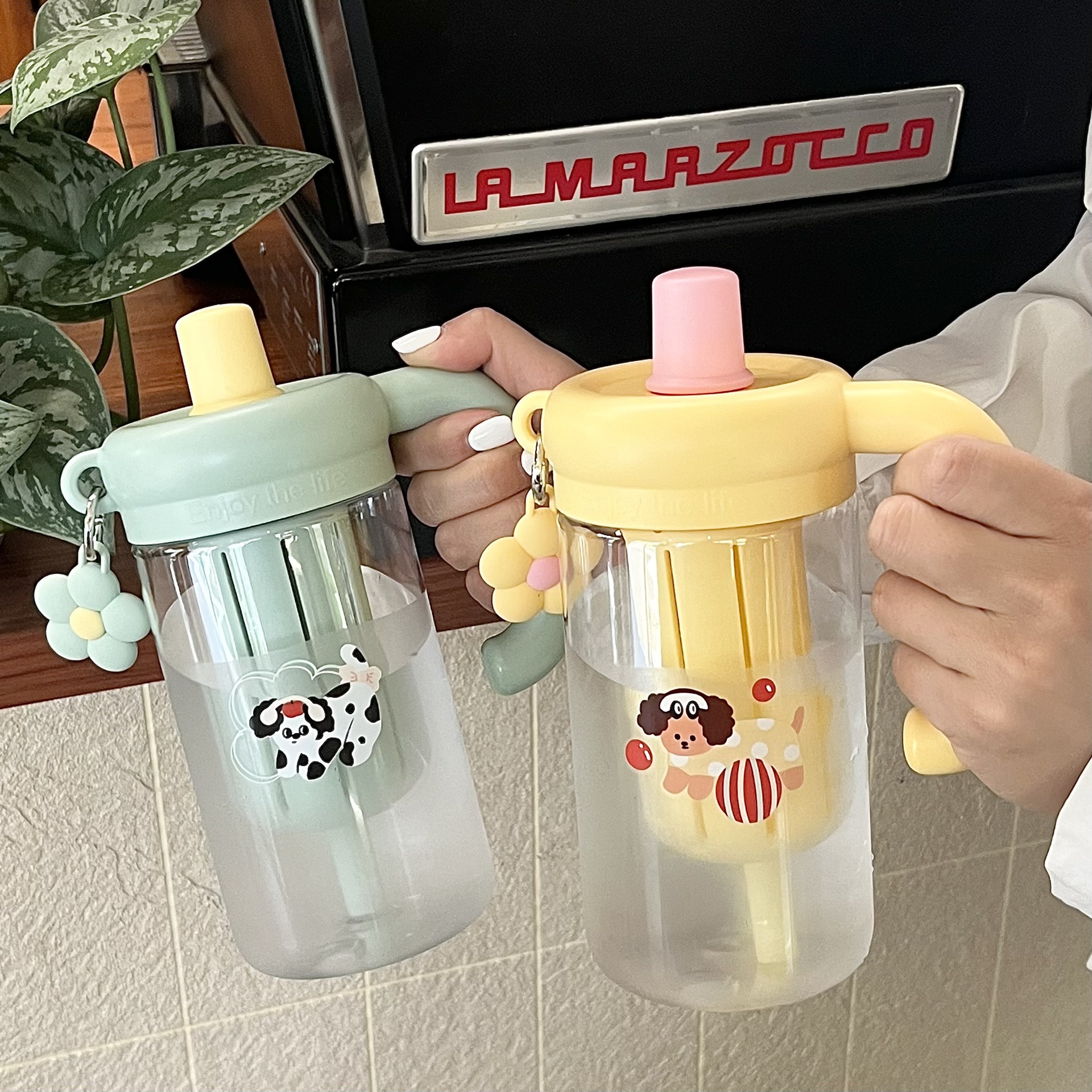 ins2025 New portable cup with handle, a cute water cup with high appearance level for girls, a plastic cup with tea and water separation in summer details Picture