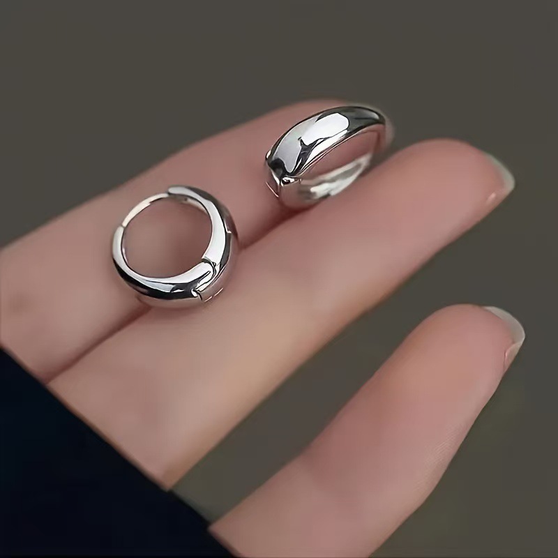 This is a popular cross-border fashion earring from Europe and America. It features a simple geometric design and is plated with 925 silver. It is a delicate and small round women's ear clip full figure