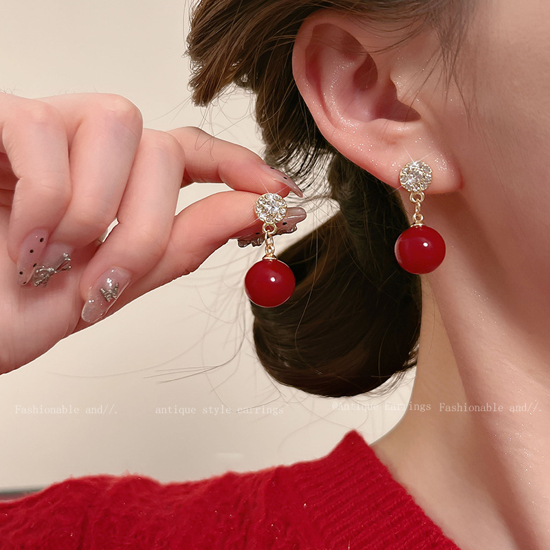French retro pearl stud earrings for women, 2024 new autumn and winter, high-end style, niche design, light luxury New Year earrings Specification drawing