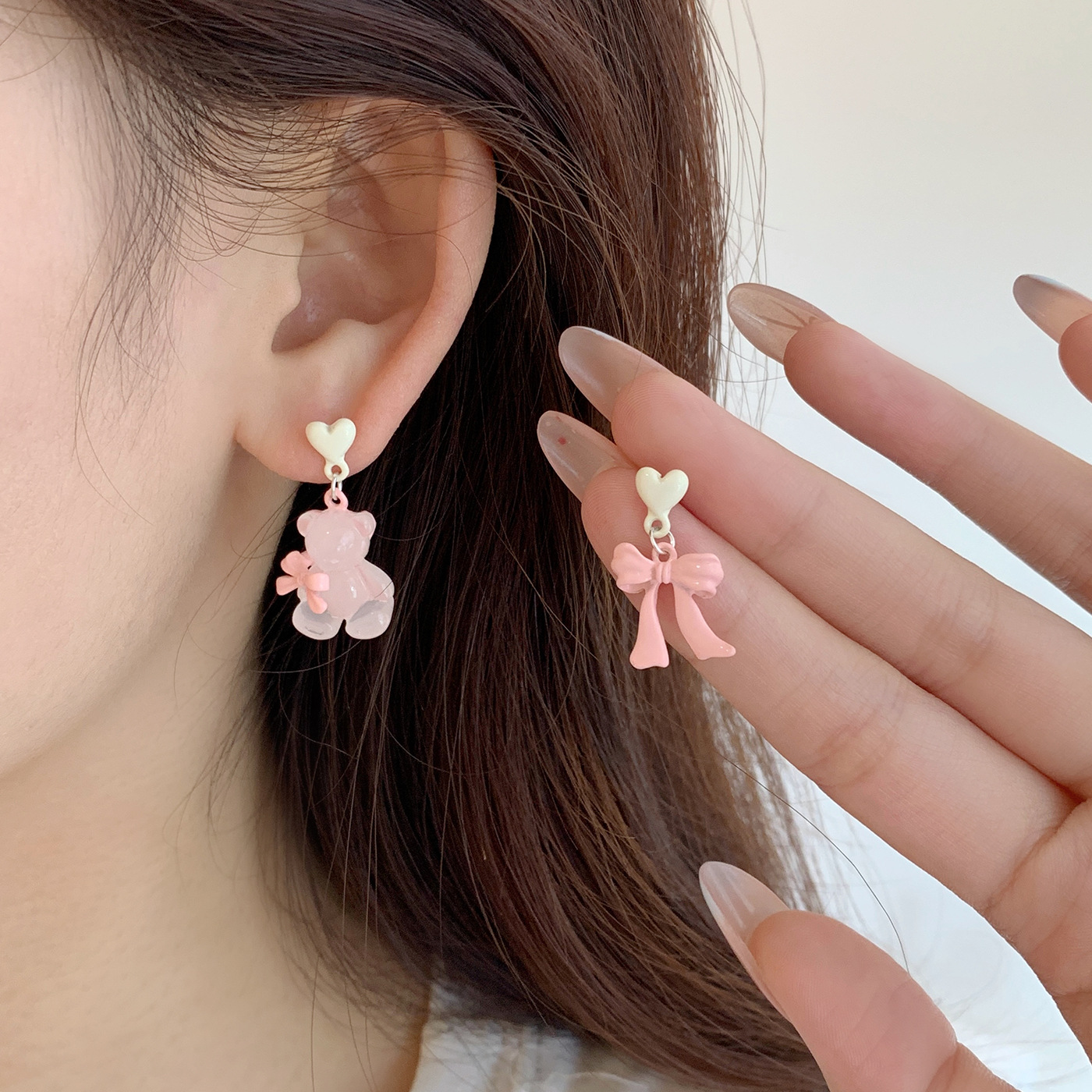 New sweet bow heart-shaped bear earrings for women, silver needle, cute, niche, simple and versatile three-dimensional student earrings Specification drawing