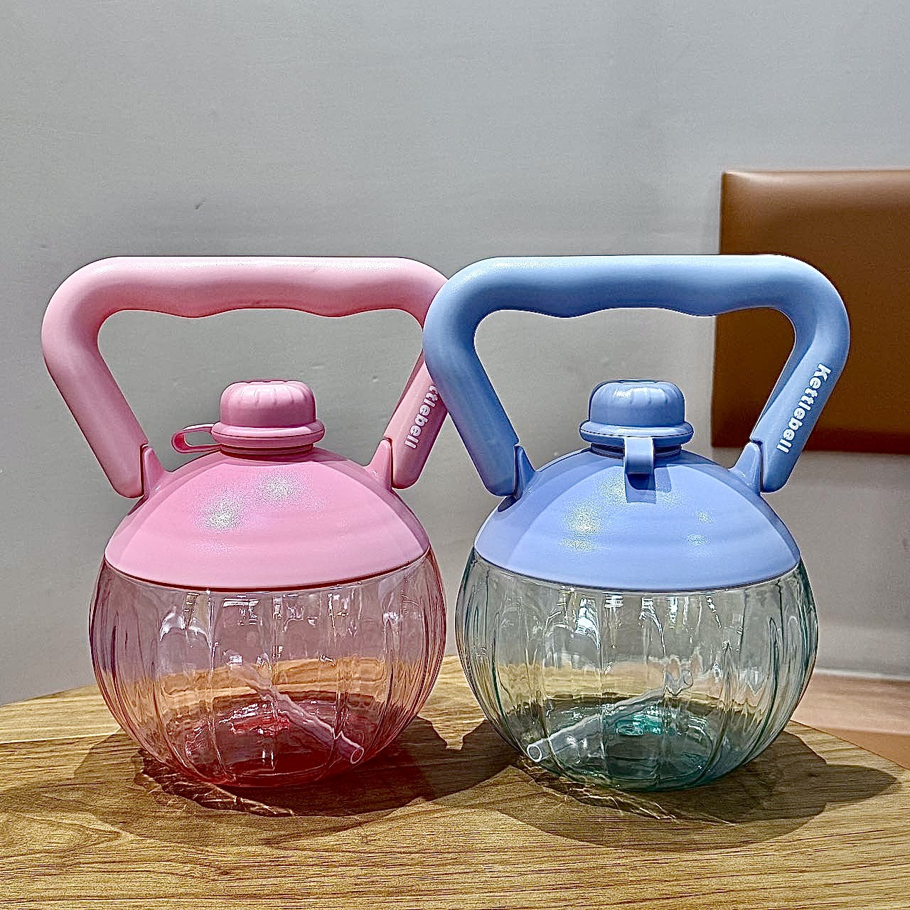 Summer's new creative dumbbell pot, fitness water bottle, portable handle, water-filled dumbbell plastic pot, arm training, full-body cup full figure