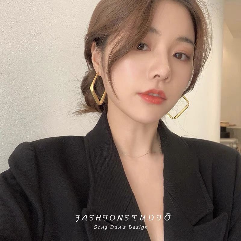 Golden Hong Kong-style earrings, 2024 new metal stud earrings, niche high-end bestsellers, trendy and stylish earrings details Picture