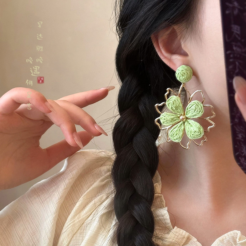 Sea Breeze Moments ~ Straw-woven sunflower Stud Earrings for women's seaside vacation Style - Unique, stunning and exaggerated earrings Specification drawing
