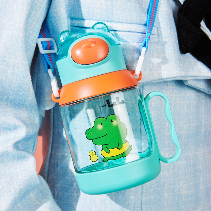 Handle and strap dual-purpose straw cup for boys and girls to drink water, creative water bottle for kindergarten, anti-drop and cute plastic water cup Application Scenario