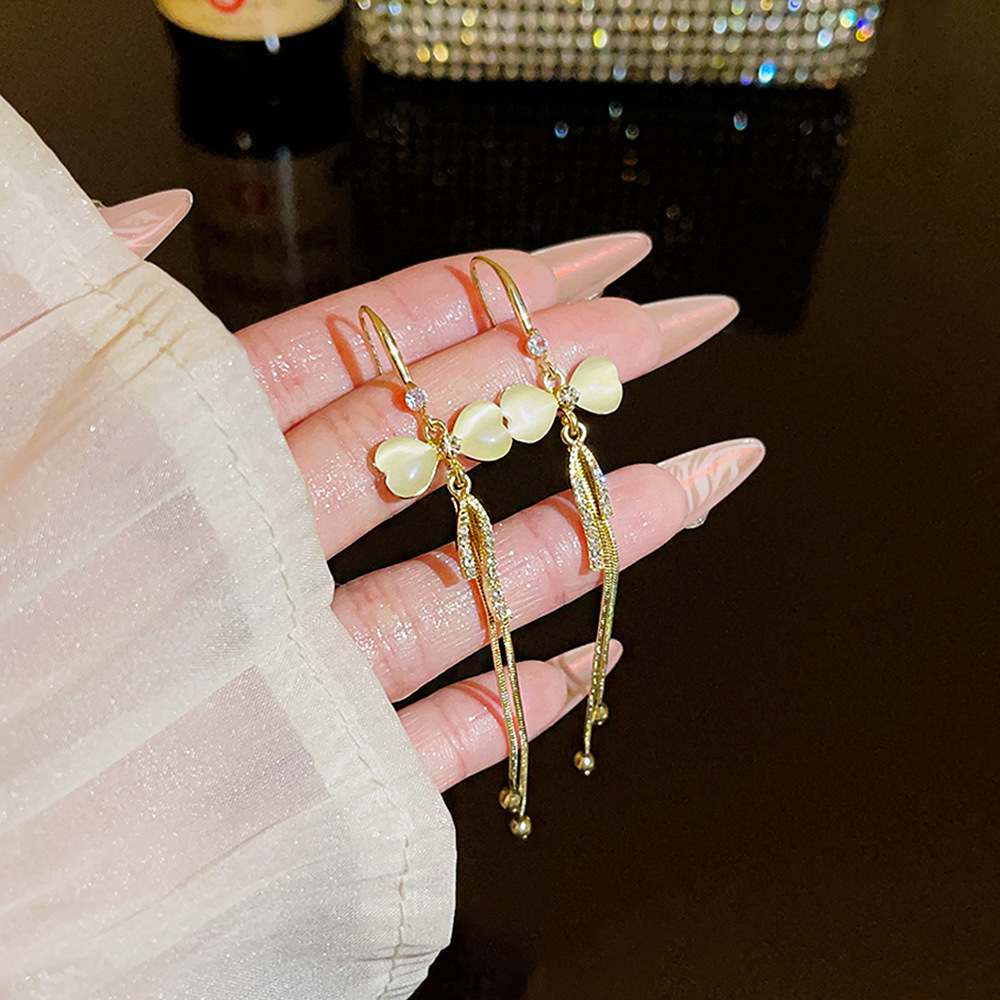 Sweet and fresh bow tassel earrings, a niche and high-end feel, with a unique and elegant style. Ear hooks, a versatile and stylish accessory for women full figure