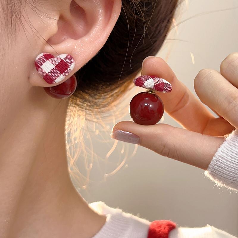 The autumn and winter red heart-shaped elegant earrings exude a sense of sophistication for women. The simple and niche stud earrings are the new 2024 bestsellers and Internet celebrities full figure