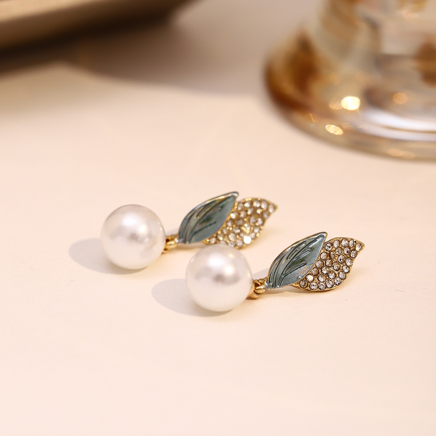 Super fairy sparkling diamond leaf pearl earrings, a creative design of European and American ins style for women, leaf stud earrings, a popular light luxury ear accessory Application Scenario