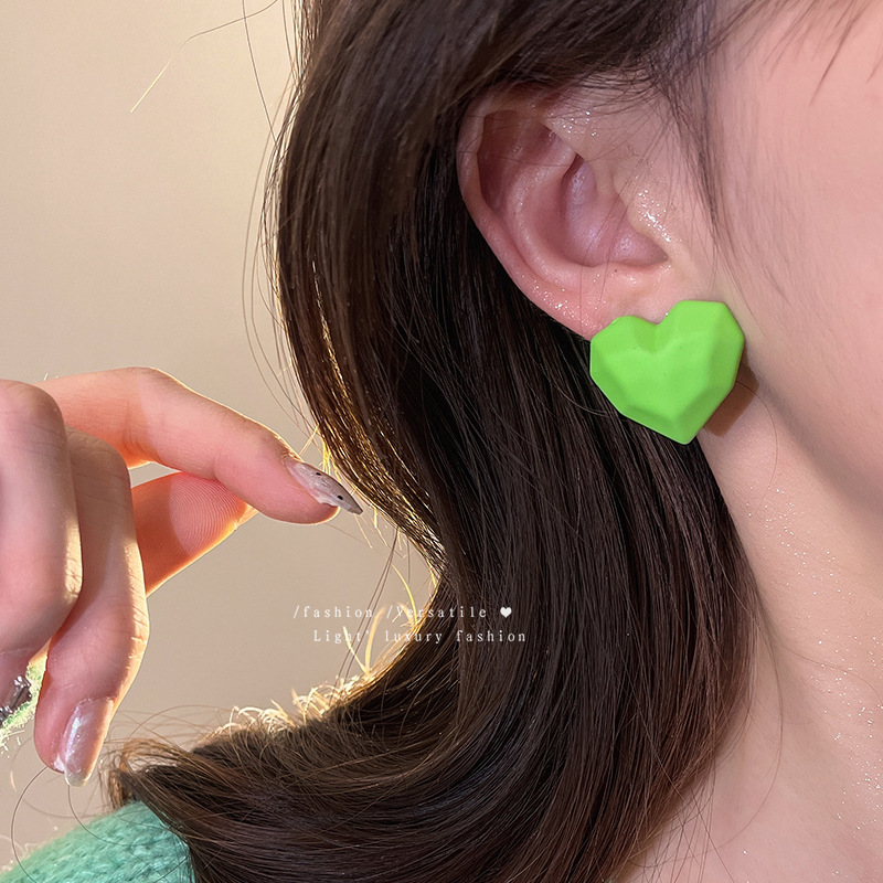 Sweet and elegant green earrings, a high-end feminine touch, versatile and niche stud earrings, a new 2025 hit, internet-famous earrings and earrings Application Scenario