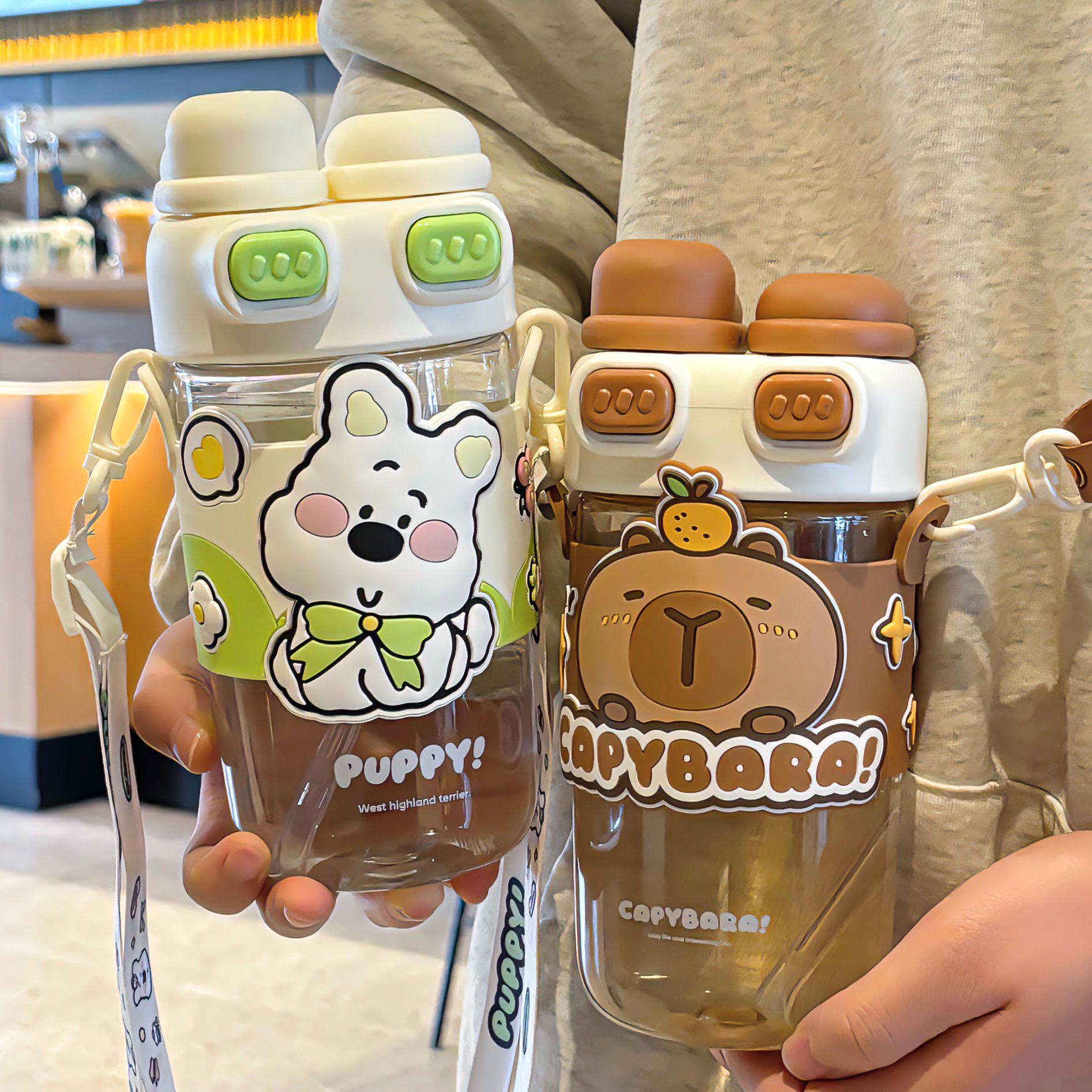 Cartoon series double-lid plastic cups come with an adjustable cup string for easy carrying. Cartoon cup sleeves and silicone straw drinking cups details Picture