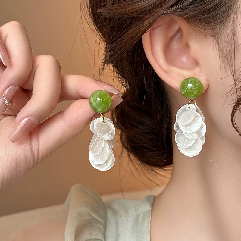 Fresh green gradient stud earrings for women, new style in 2025, sweet and versatile flower earrings, high-end zircon earrings Application Scenario
