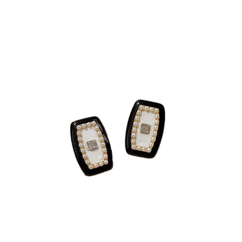 Black, light luxury, high-end and elegant stud earrings, female Internet celebrity retro earrings, 2025 new style bestsellers, niche earrings and earrings Item Picture