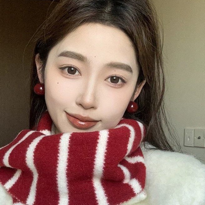 The new autumn Ankela red accessories, red ear rings, 2024 best-selling ear buckles and earrings, with a niche wide edge design Specification drawing