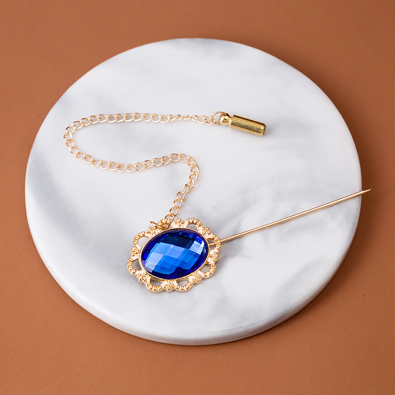European and American retro court-style crystal diamond-encrusted brooch, versatile and personalized chain tassel pin collar pin badge accessory Application Scenario