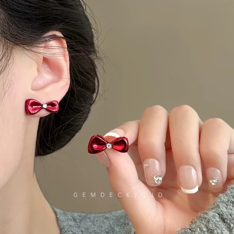 French retro heart-shaped red earrings exude a sense of feminine sophistication and elegance. Bow stud earrings are a niche design with a simple style Specification drawing