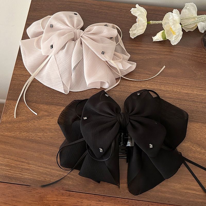 The elegant bow hair clip accentuates a woman's tall head. The ponytail hair clip exudes a sense of sophistication and grace. The half-tied hair is placed at the back of the head with a hair clip Application Scenario