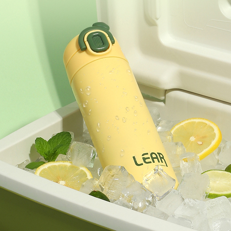 New bouncing direct drinking insulated cup, large capacity, high appearance level, lockable, intelligent temperature display, stainless steel water cup for women Application Scenario