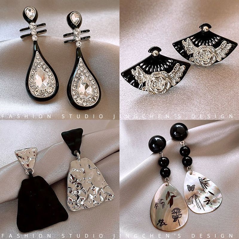 New Chinese-style pipa earrings, women's high-end and light luxury style stud earrings, 2024 new traditional Chinese style unique tassel earrings Specification drawing