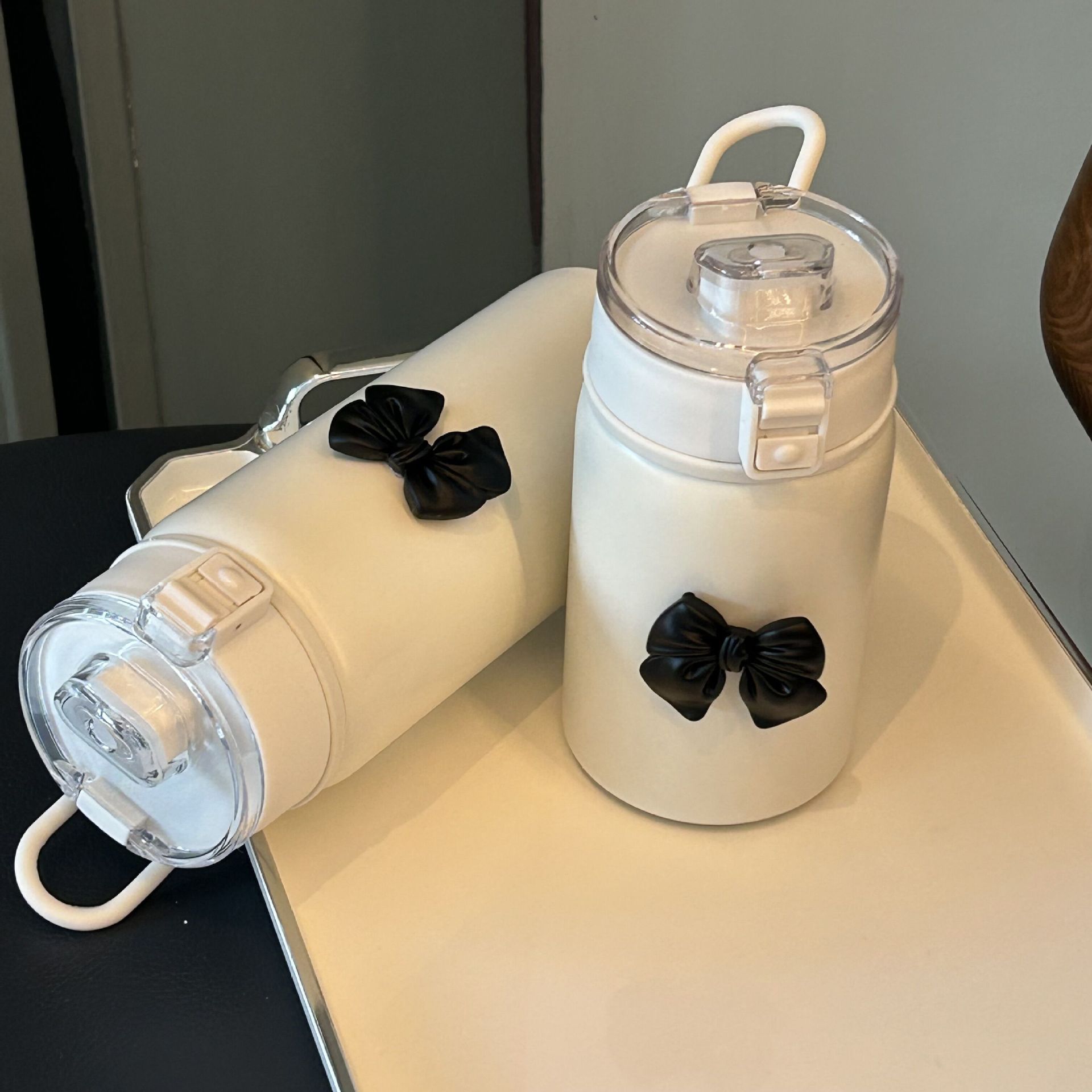 Muji Japanese 316 stainless steel insulated cup with high appearance level, large capacity for girls with tea strapping, portable cup Application Scenario