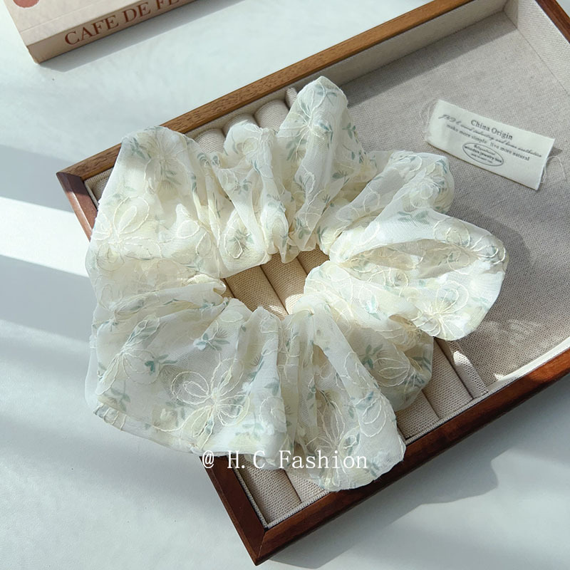Fresh and delicate floral large intestine hair tie headwear, women's hair bun bun hair tie, high-elasticity and durable leather band hair tie Application Scenario