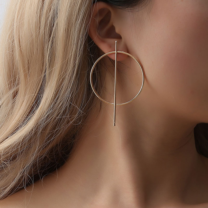 Exaggerated large circular geometric stud earrings in a nightclub fashion trend, simple style, versatile and popular earrings full figure