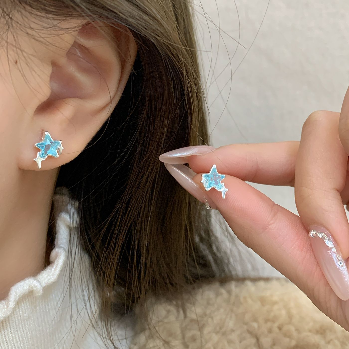 Spring new Ocean Blue Zircon Star Zircon stud Women's silver Needle small, fresh and exquisite five-pointed star earrings Specification drawing