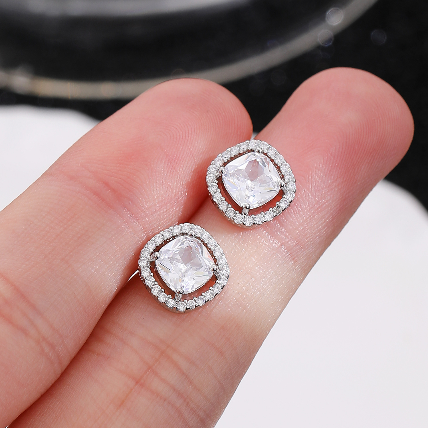 Cross-border earrings, high-end and elegant, simple geometric square stud earrings, fashionable earrings, light luxury, diamond-encrusted square sugar stud earrings for women Specification drawing