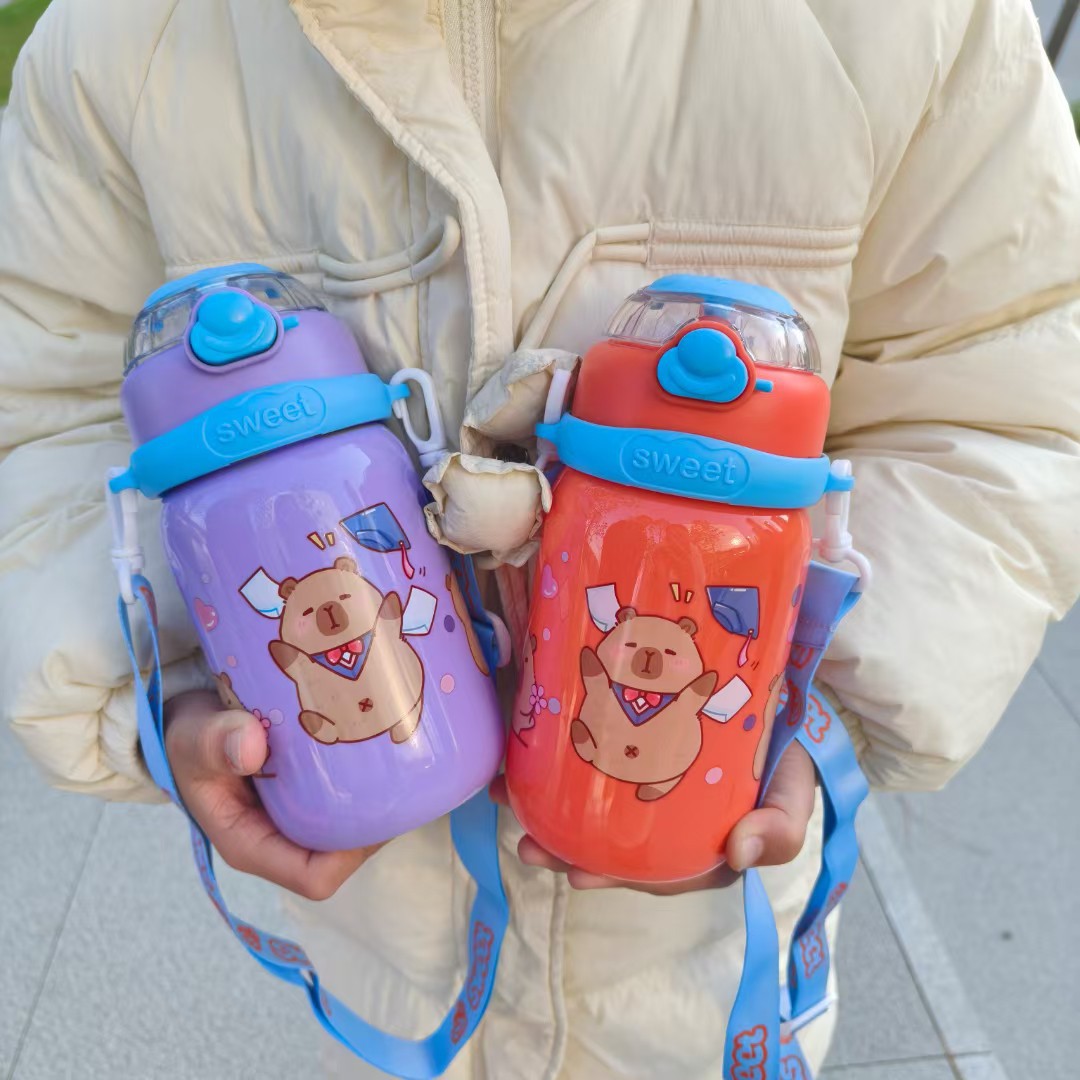 New Capibara plastic cup, children's straw, lock, bouncing cup, cartoon pattern portable crossbody cup full figure