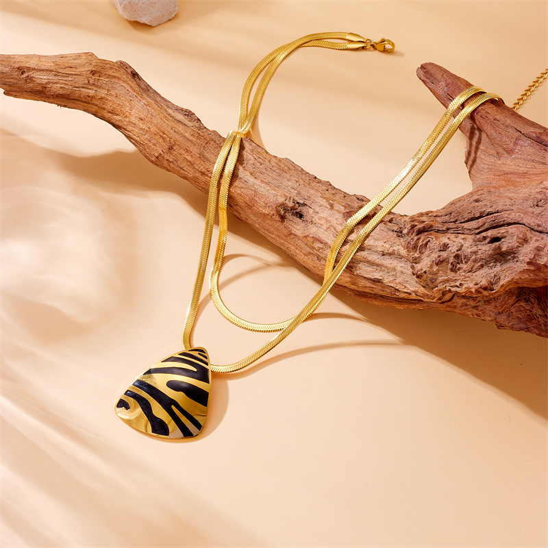 A new cross-border retro high-end striped gold-plated triangular geometric pendant stainless steel stacked chain necklace Specification drawing