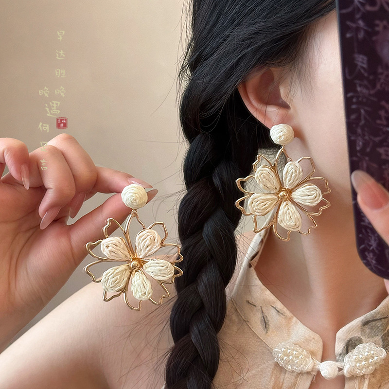 Sea Breeze Moments ~ Straw-woven sunflower Stud Earrings for women's seaside vacation Style - Unique, stunning and exaggerated earrings Application Scenario