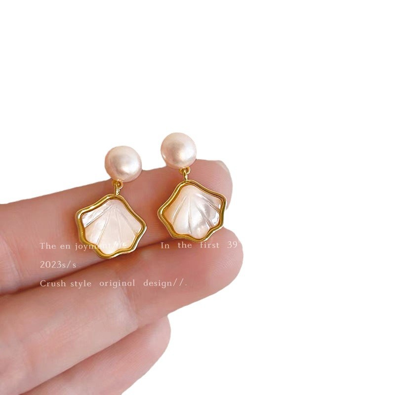 Golden butterfly stud earrings, French full diamond, exude an air of luxury and a light and elegant style. Unique and niche design stud earrings for women Item Picture