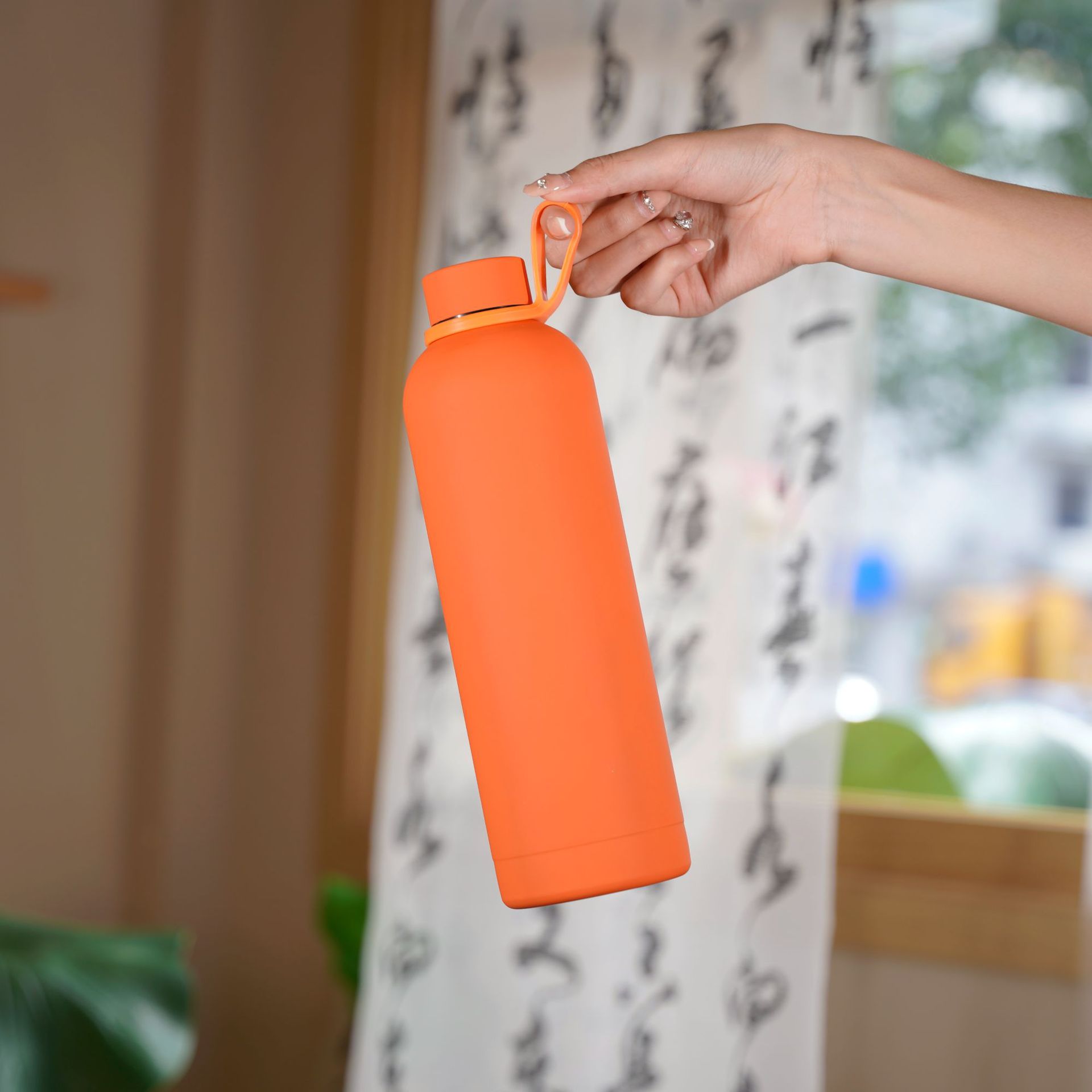 Large-capacity 304 stainless steel small-mouthed bottle, insulated cup, sports water bottle, portable car frosted water cup, 750ml Application Scenario