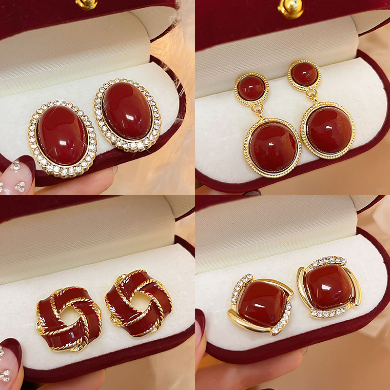 New Year's red oil-dripping earrings exude a sense of sophistication and elegance for women. Christmas stud earrings, a popular new type of earrings, create an atmosphere full figure