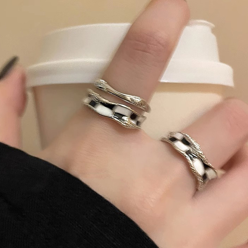 A new women's index finger ring with a retro and unique checkerboard pattern and glazed drip pattern, featuring a light luxury and niche design with a high-end feel full figure