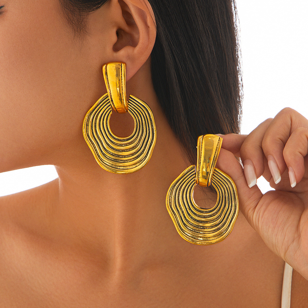 Exaggerated geometric irregular round stud earrings with French retro texture and cross-border accessories from Europe and America are niche details Picture