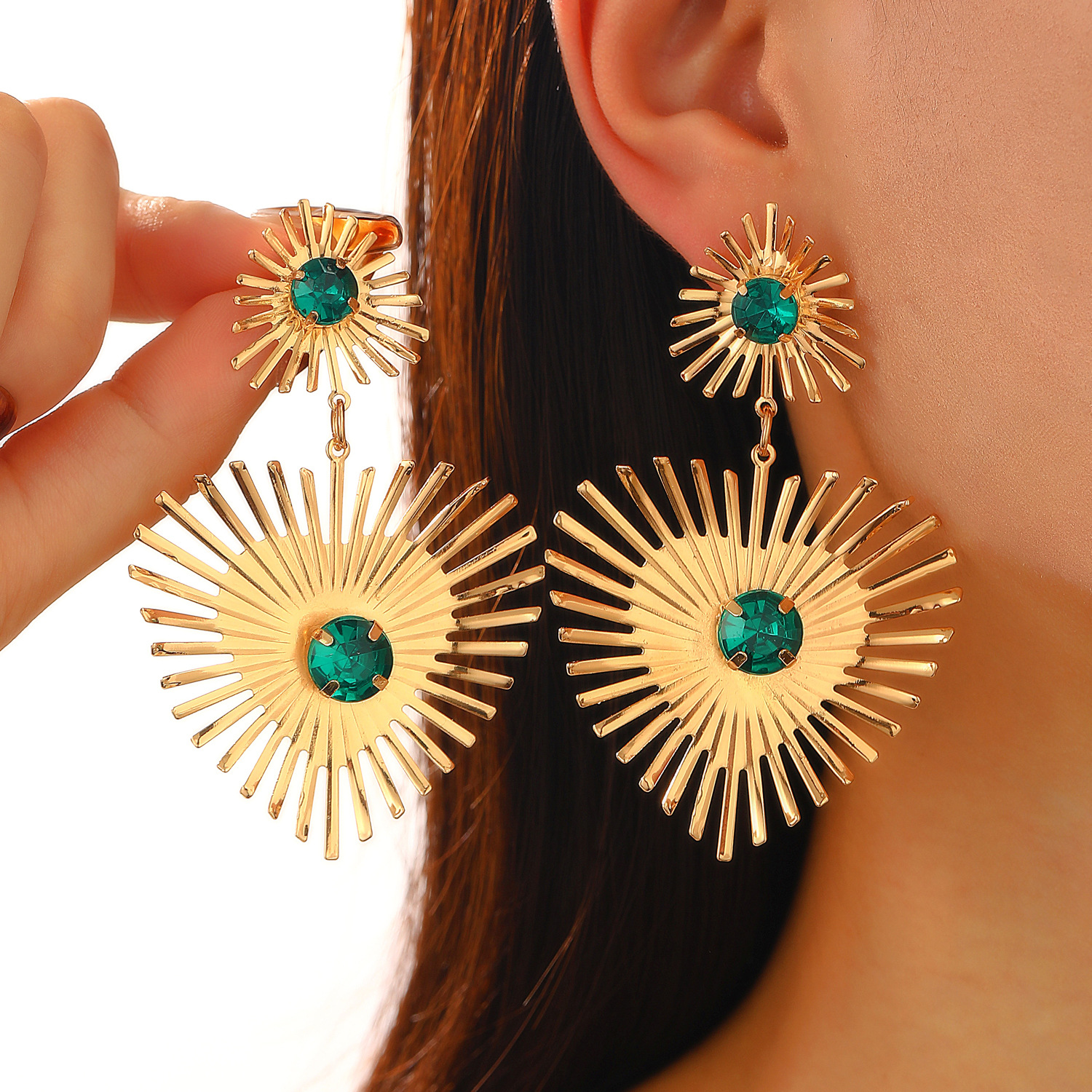 European and American exaggerated diamond-encrusted Bohemian sunflower heart-shaped stud earrings with a light luxury and high-end feel, cross-border earrings wholesale full figure