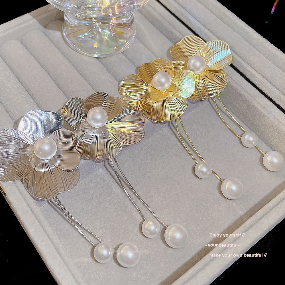 European and American bestsellers, exaggerated and unique petal earrings, light luxury and high-end style, tassel earrings, versatile and exquisite stud earrings for women Application Scenario
