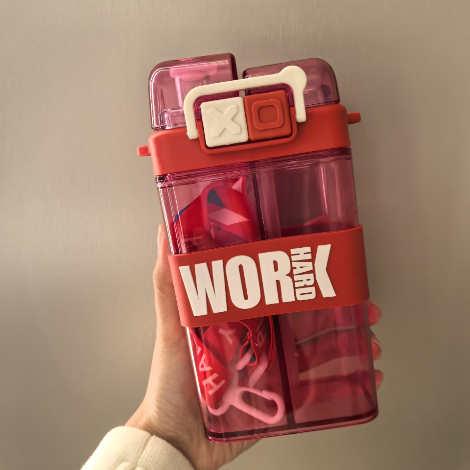 The new lettered leather strap is suitable for children to carry outdoors. It features a plastic double-drinking cup with separate compartments and a straw for direct drinking Specification drawing