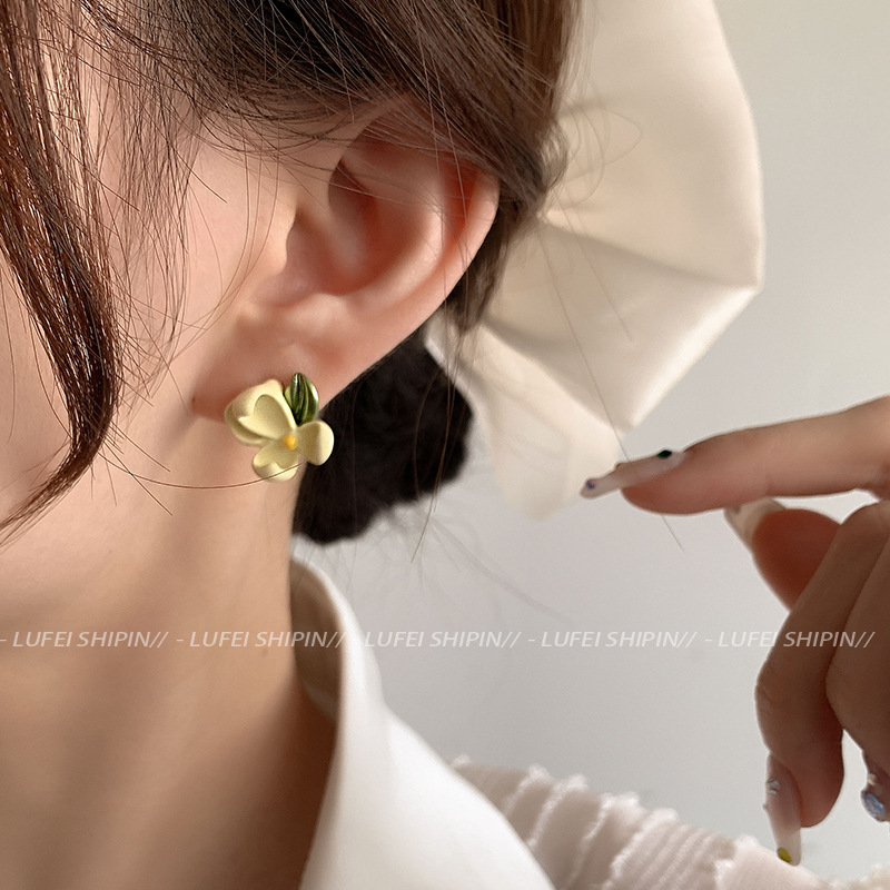Cute creamy-yellow gardenia stud earrings for women on Instagram, Korean Internet celebrity earrings, niche design sense, simple ear clips and earrings Application Scenario