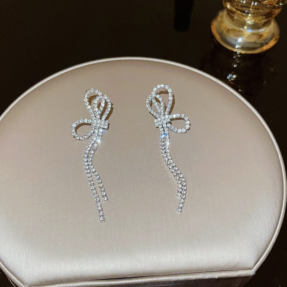 The new Korean-style bow tassel earrings exude a sense of light luxury and sophistication. They are versatile earrings and accessories with a cool and feminine touch details Picture