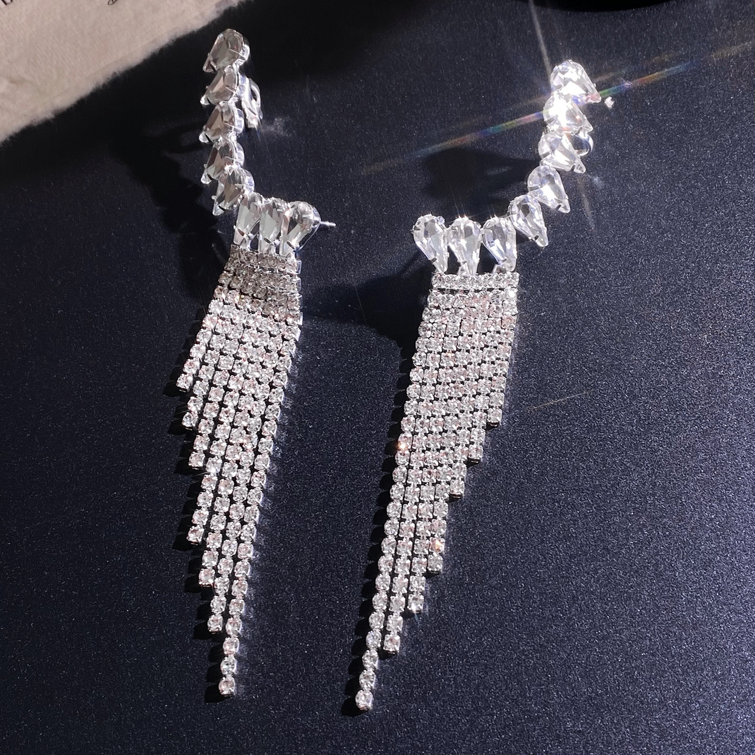 Exaggerated and fashionable European and American women's earrings, rhinocones, tassels, geometric claw chain earrings, light luxury and niche stud ear clips for women Specification drawing