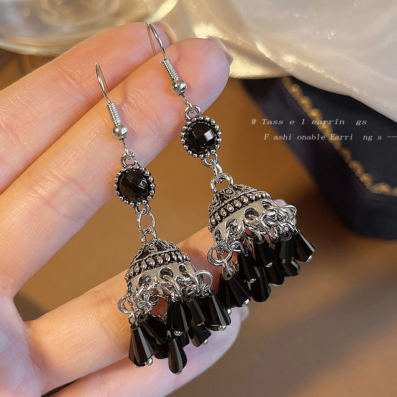 New Chinese-style black ancient-style earrings for women, 2024 new bestsellers, high-end lantern stud earrings, ethnic style Su earrings Application Scenario