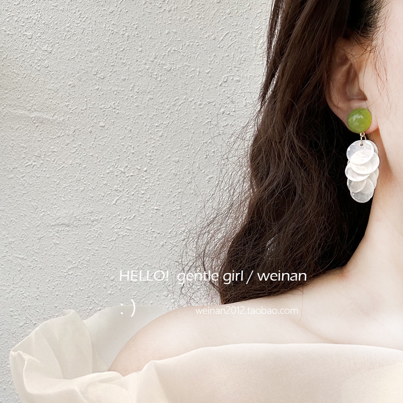 The shell tassel earrings are a must-have for women in spring and summer. They are a new 2024 bestseller with a touch of elegance and a sense of luxury and sophistication details Picture