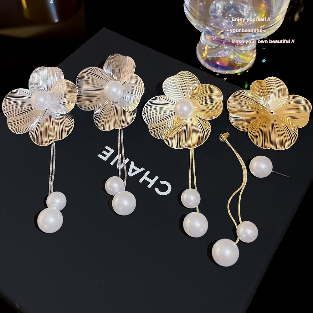 European and American bestsellers, exaggerated and unique petal earrings, light luxury and high-end style, tassel earrings, versatile and exquisite stud earrings for women Specification drawing