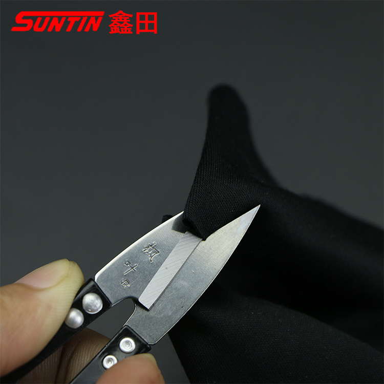 Xintian Spring Multi-purpose plastic-handled cross-stitch sewing tool U-shaped thread end small trimming scissors Application Scenario