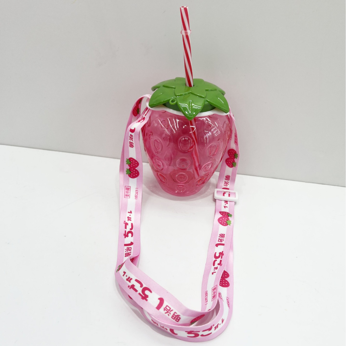 Cross-border new product manufacturer offers instant wholesale of strawberry-shaped beverage cups, luminous drink cups, LIDS and straw cups Application Scenario